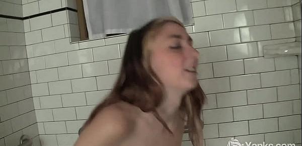 trendsYanks Lauren Masturbating In Shower